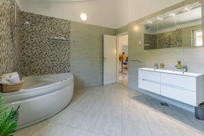 Badewanne, Haartrockner, Bidet, Handtücher
