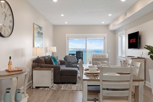 539 Bay St. Lake View Condo Unit 402W