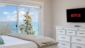 Condo | 2 bedrooms, iron/ironing board, WiFi (free) - 539 Bay St. Lake View Condo Unit 402W (Traverse City)