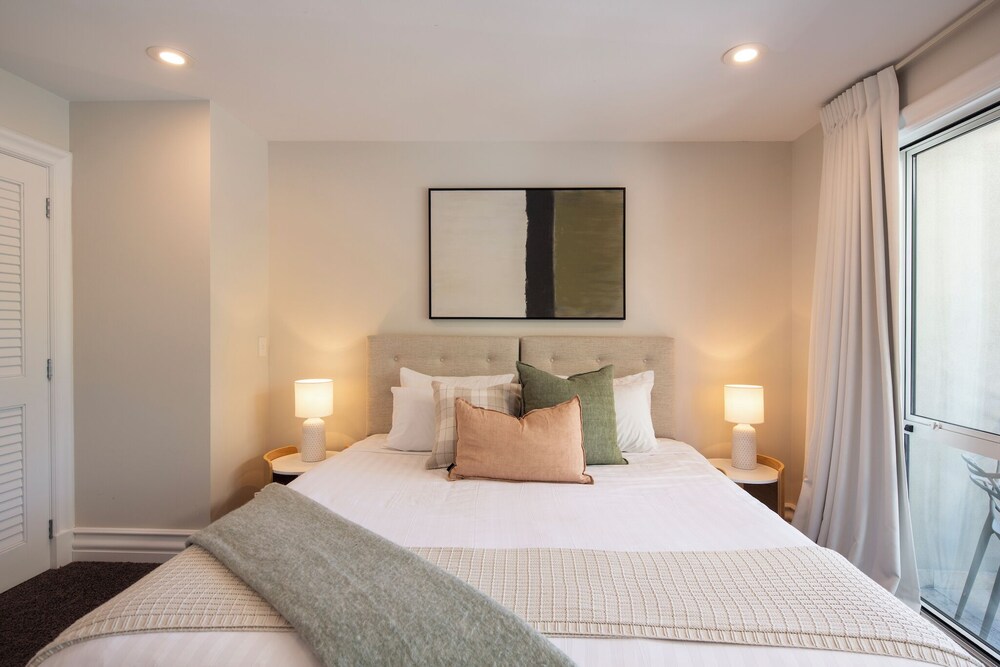 Luxury on the Esplanade 4 5 min walk to town! Queenstown Vrbo