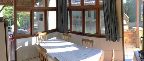 Standard Townhome | Private kitchen | Oven, cookware/dishes/utensils, freezer