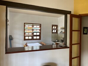 Traditional Townhome | Private kitchen | Oven, cookware/dishes/utensils, freezer