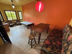 Townhouse Comfort | Area keluarga | Televisi LED 32-inci dengan saluran TV digital