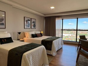 Quarto triplo superior | Cofres nos quartos, cortinas blackout, quartos à prova de som