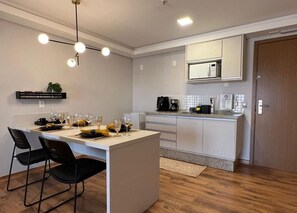 Apartamento premium | Cozinha privada | Geladeira, micro-ondas, cafeteira/chaleira