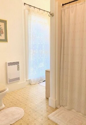 ヘアドライヤー、タオル、石鹸、トイレットペーパー