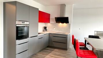 Kühlschrank, Mikrowelle, Ofen, Herdplatte