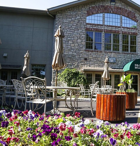 BEAUTIFUL 2-Bd/2-Bth Condo, Resort, In/Outdoor Pools, Hot Tub Golf Fit Ctr QUIET