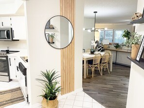 Fridge, microwave, oven, stovetop - BEAUTIFUL 2-Bd/2-Bth Condo, Resort, In/Outdoor Pools, Hot Tub Golf Fit Ctr QUIET (Branson)