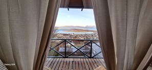 Un balcón con vista a un pueblo y montañas.