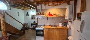 Refrigerador, microondas, horno y cafetera y tetera 