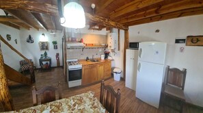 Refrigerador, microondas, horno y cafetera y tetera 