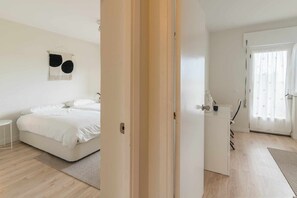 3 slaapkamers, een strijkplank/strijkijzer, reisbedje, gratis wifi