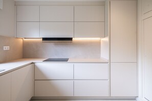 Een koelkast, een microgolfoven, een oven, een broodrooster