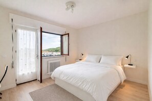 3 soverom, strykejern/-brett, reiseseng for barn og wi-fi (inkludert)