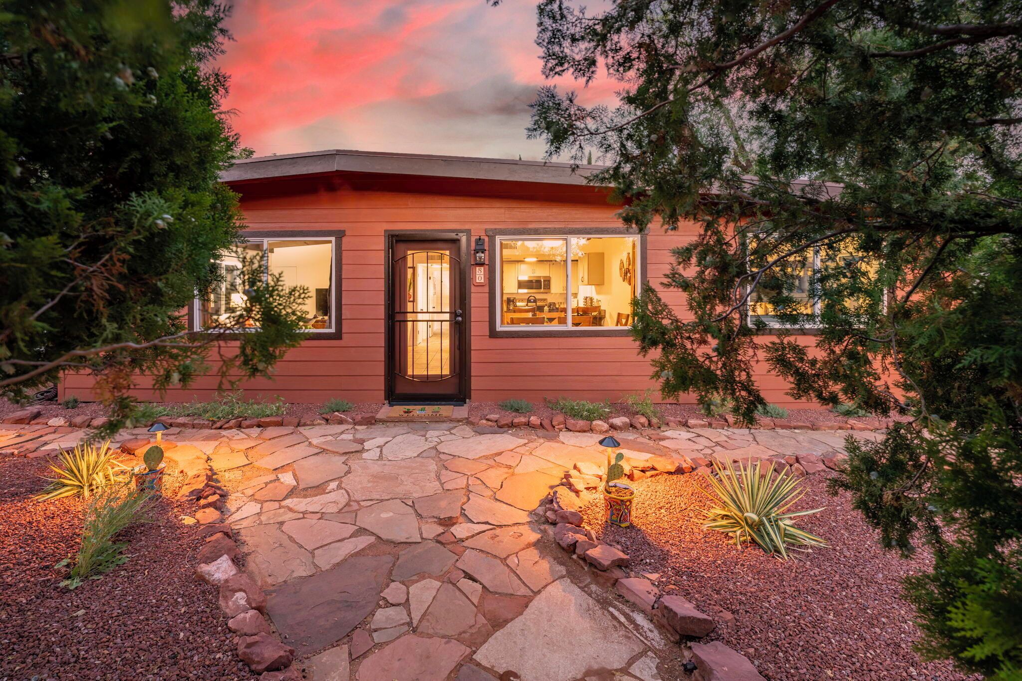 Minutes to everything! Pet friendly, hot tub, fire table, BBQ & more amenities!
