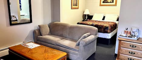 Single Kitchenette Room | Individually decorated, individually furnished, desk, laptop workspace