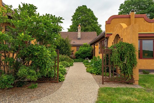 Spacious 9 Bedroom 6 bath on Private Lake• Kayaks, Trails & Wildlife Nearby