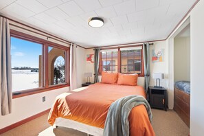 9 bedrooms, free WiFi, bed sheets