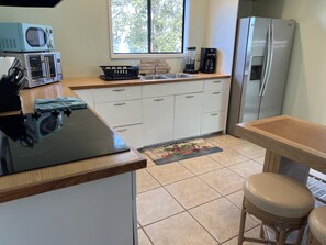 Jääkaappi, mikroaaltouuni, uuni, liesi