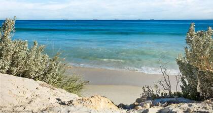 Stylish Living Near Port Beach With Two Car Bays
+ Starlink Internet