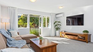 Smart TV, books, computer monitors - Stylish Living Near Port Beach With Two Car Bays
+ Starlink Internet
 (North Fremantle)