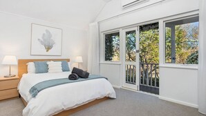 2 bedrooms, desk, iron/ironing board, free WiFi - Stylish Living Near Port Beach With Two Car Bays
+ Starlink Internet
 (North Fremantle)