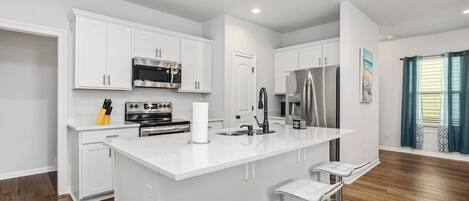 Refrigerador, microondas, horno, placa de cocina