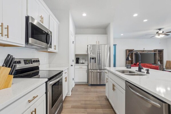 Fridge, microwave, oven, stovetop - Stylish Family Townhouse in Baton Rouge LA- BC1004 (Baton Rouge)