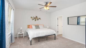 3 dormitorios, tabla de planchar con plancha, cuna de viaje