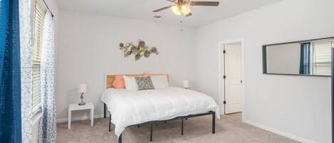 3 عدّة غرف نوم ومكواة/لوح كي وسرير سفر وواي فاي مجانًا