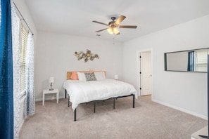 3 habitaciones, tabla de planchar con plancha y cuna de viaje