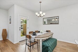 Unclassified image, 4 of 40, button - Stylish Family Townhouse in Baton Rouge LA- BC1004 (Baton Rouge)