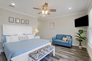 4 bedrooms, in-room safe, desk, iron/ironing board - Spring Break, Sunset Deck, Gameroom, 1 block to beach, Sleeps 17, gas grill (Panama City Beach)