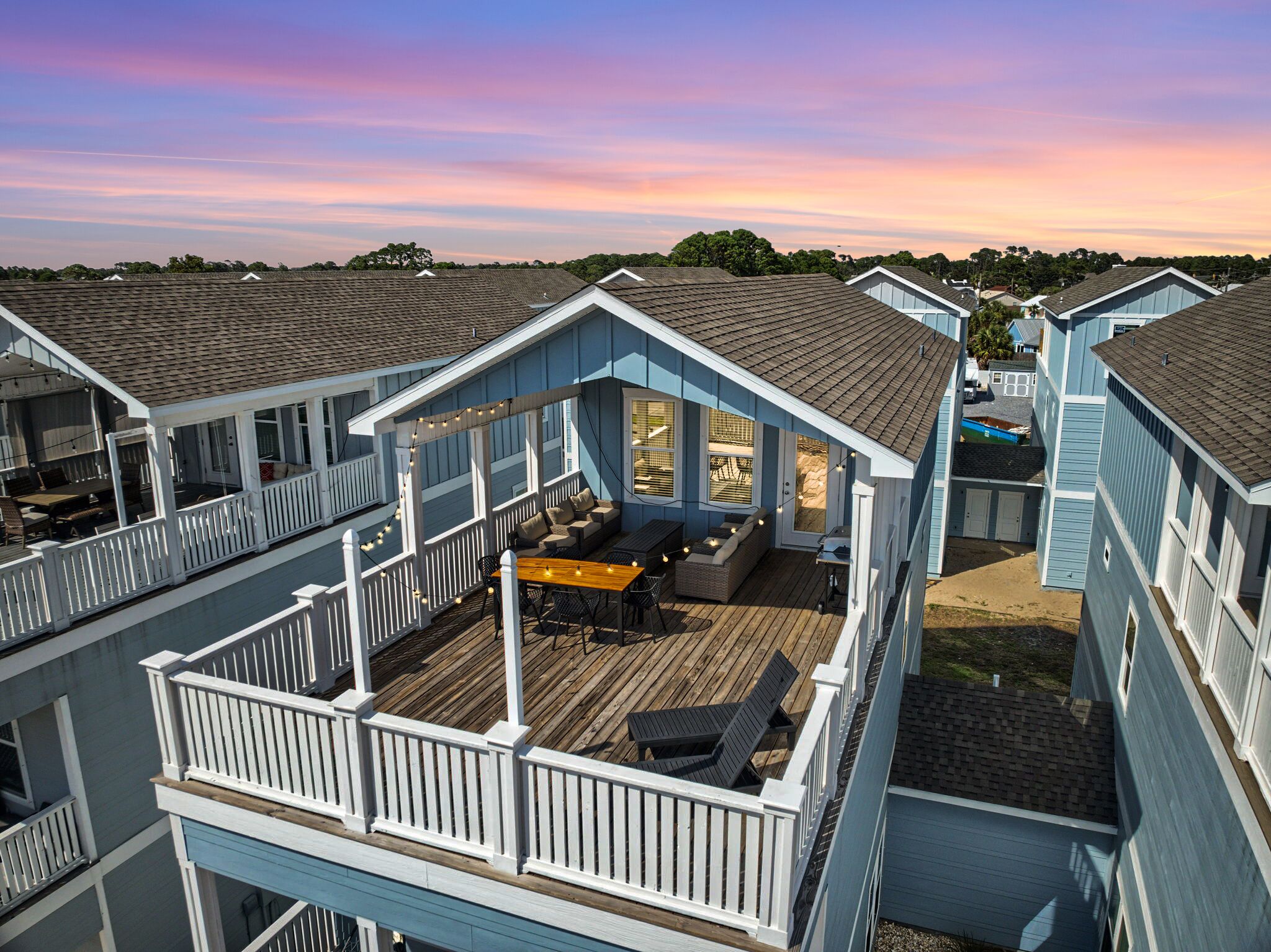 Sunset Deck, Gameroom,1 block to beach, Sleeps 17, gas grill, coffee bar
