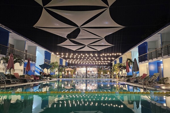 2 piscinas al aire libre, sillones reclinables de piscina