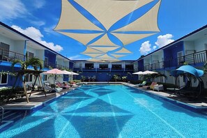2 piscines extérieures, chaises longues