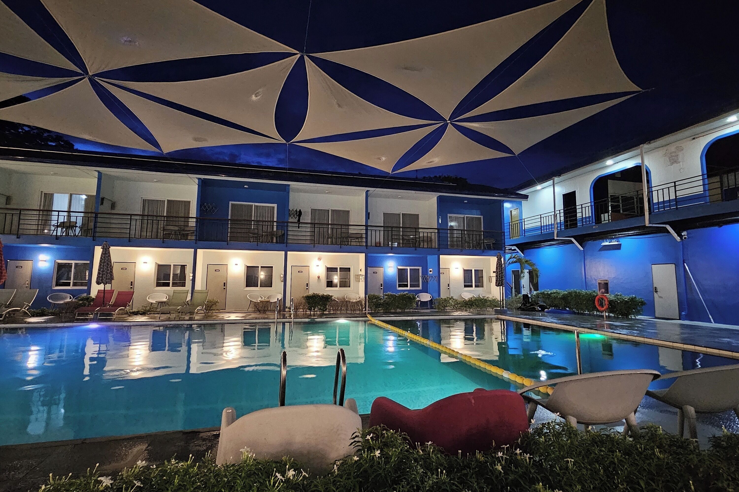 2 من حمّامات السباحة الخارجية، مقاعد للتشمس