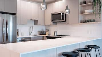 Condo | Cocina privada | Refrigerador con congelador, microondas, horno y parrilla de estufa
