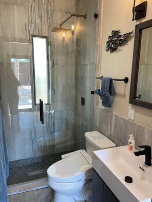 Bidet, Handtücher, Seife, Shampoo