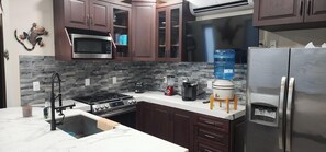 Refrigerador, microondas, horno y parrilla de estufa 