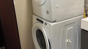 Een gestapelde wasmachine en droger in een badkamer.