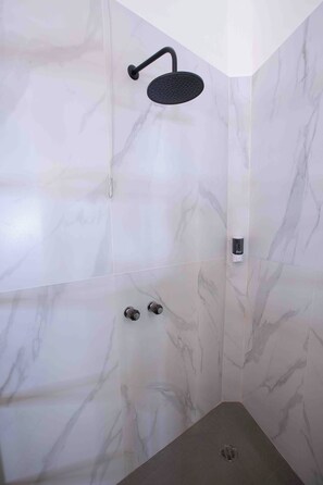 Shower, towels, soap, shampoo - Polanco. Beautiful room at the best part of Mexico City (Ciudad de México)