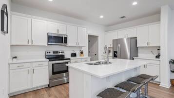 Een koelkast, een microgolfoven, een oven, een kookplaat