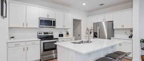 ثلاجة، ميكروويف، فرن، موقد طهي مسطح