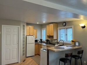 Fridge, microwave, oven, dishwasher - Quaint Downtown Studio 4 blocks off Main (Bozeman)