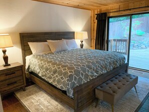 4 habitaciones, escritorio y tabla de planchar con plancha