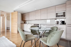 Réfrigérateur, micro-ondes, four, plaque de cuisson