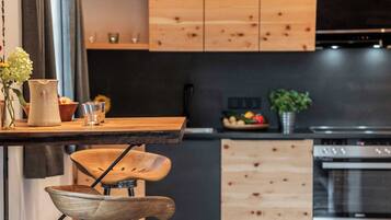 Fridge, oven, stovetop, dishwasher