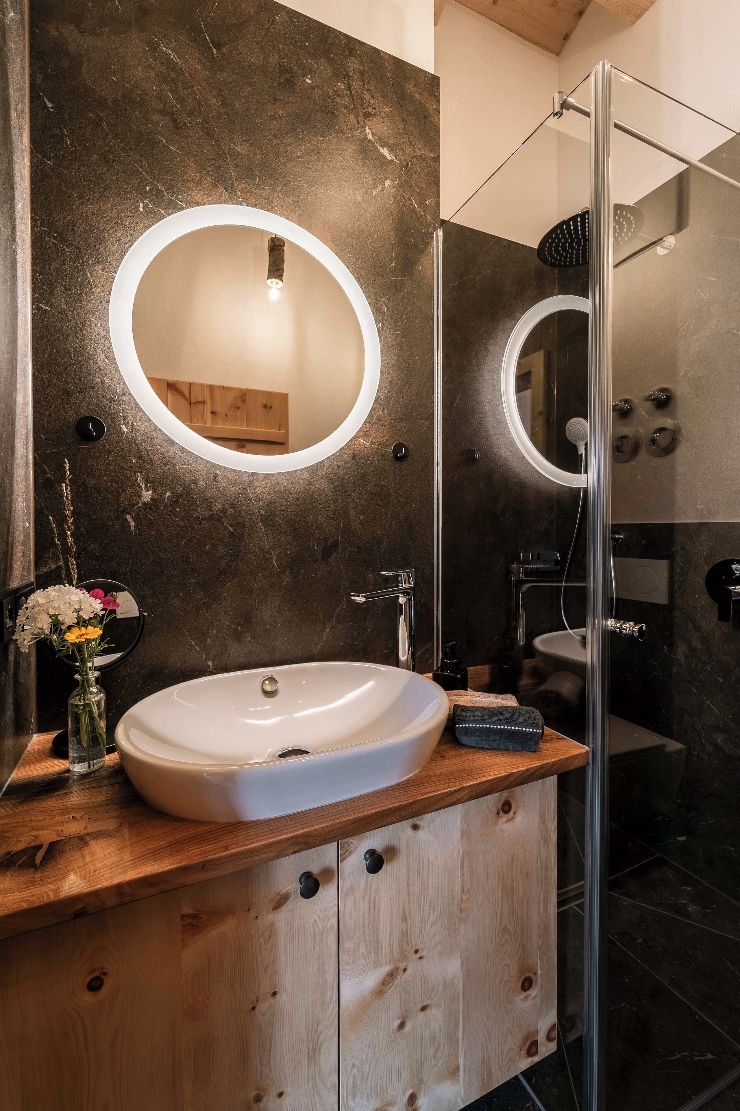 Badewanne, Haartrockner, Handtücher